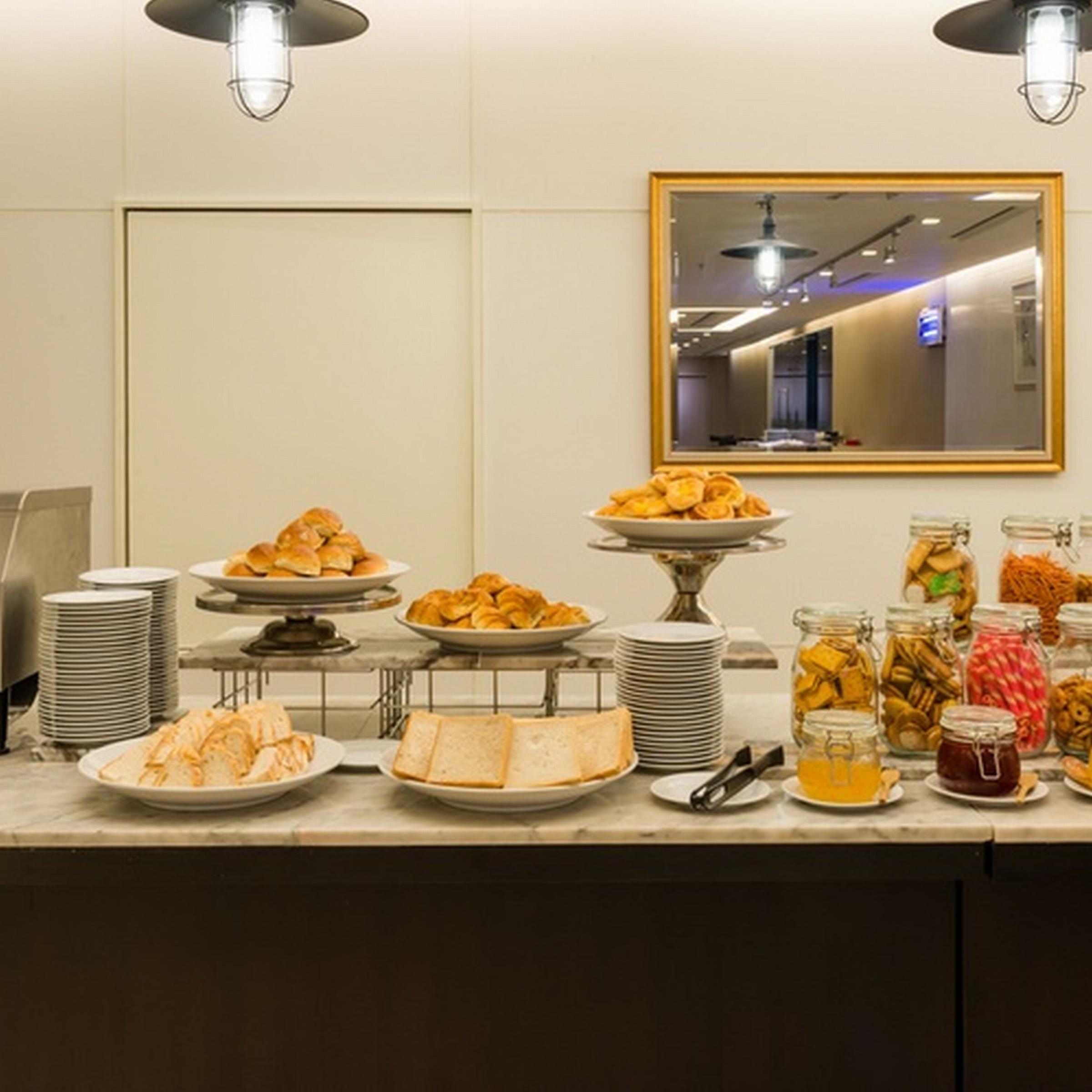 Jasmine Grande Residence Банкок Екстериор снимка A buffet at a hotel