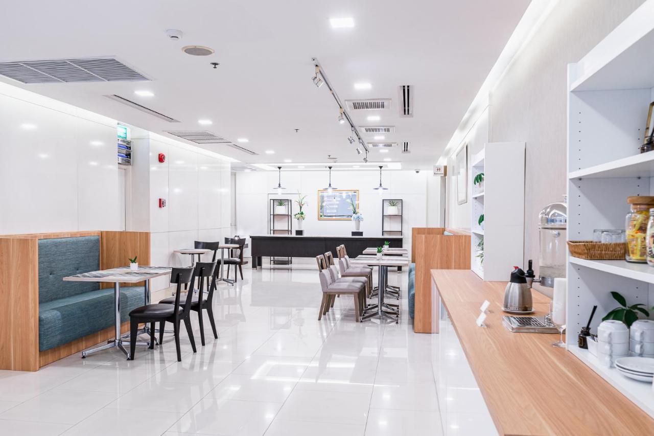 Jasmine Grande Residence Банкок Екстериор снимка The lounge at Taoyuan International Airport