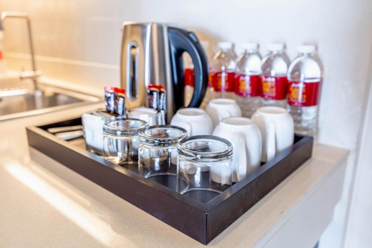 Jasmine Grande Residence Банкок Екстериор снимка A kettle and bottled water in a hotel room