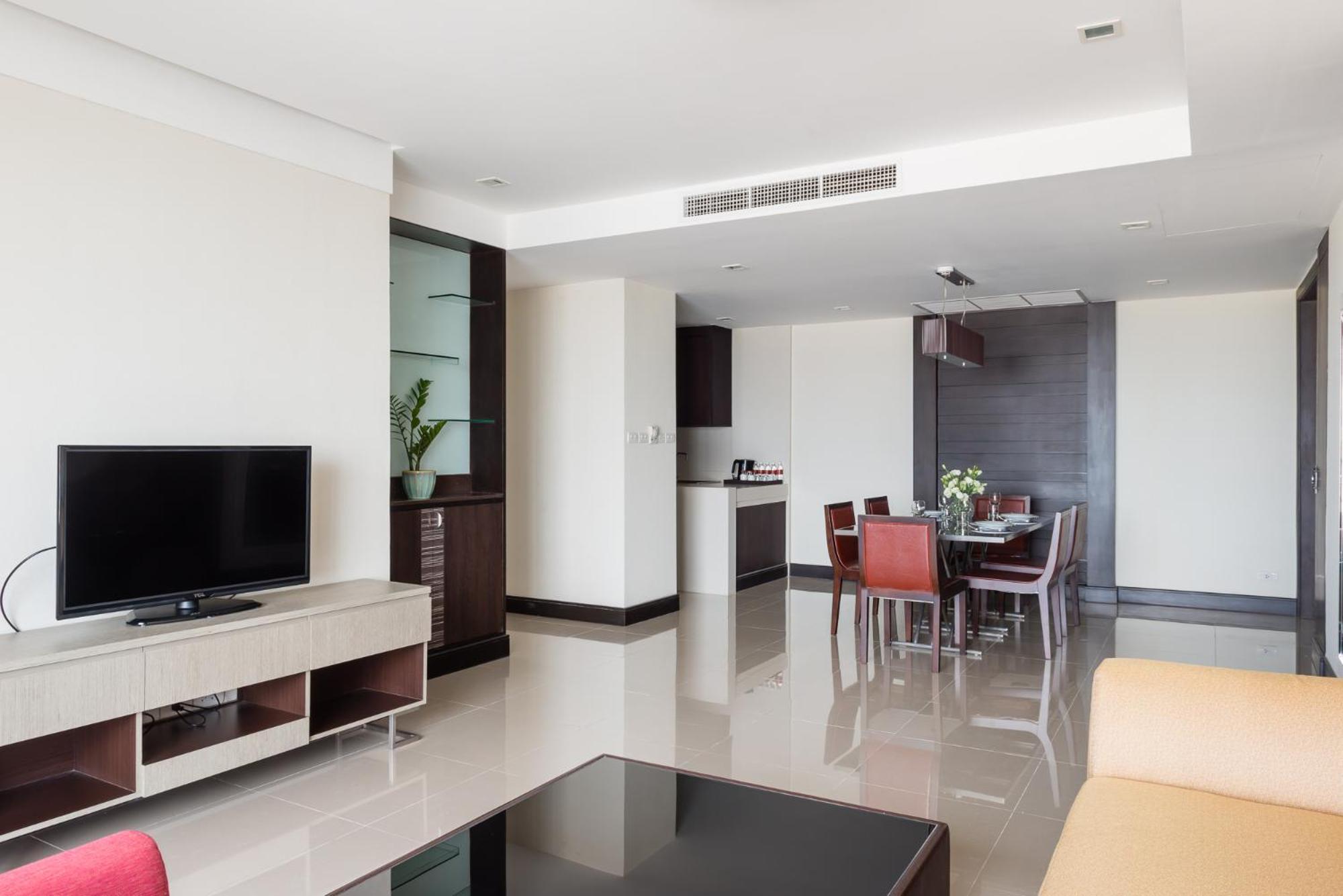 Jasmine Grande Residence Банкок Стая снимка A typical apartment interior