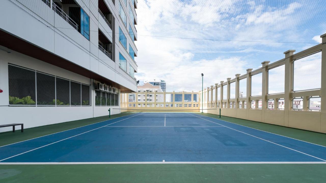 Jasmine Grande Residence Банкок Екстериор снимка Tennis court